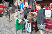 Friedensengelfest 2015: Anstich mit 4 Schlägen am 23.07.2015 durch  den 1. Vorsitzende des Friedensengelvereins e.V. Herr Dr. Thomas Zimmermann (Bild: Martin Schmitz)